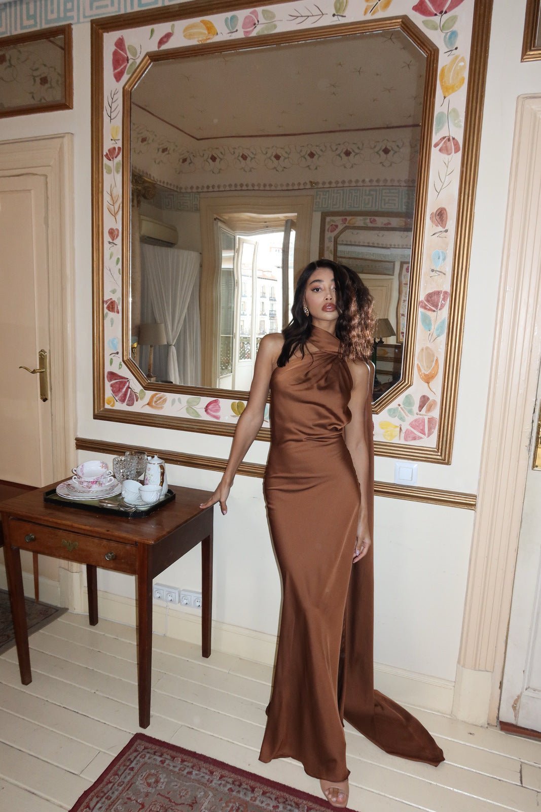 Isabel Vestido Largo con Cuello Halter, Espalda Descubierta y Capa para Mujer
