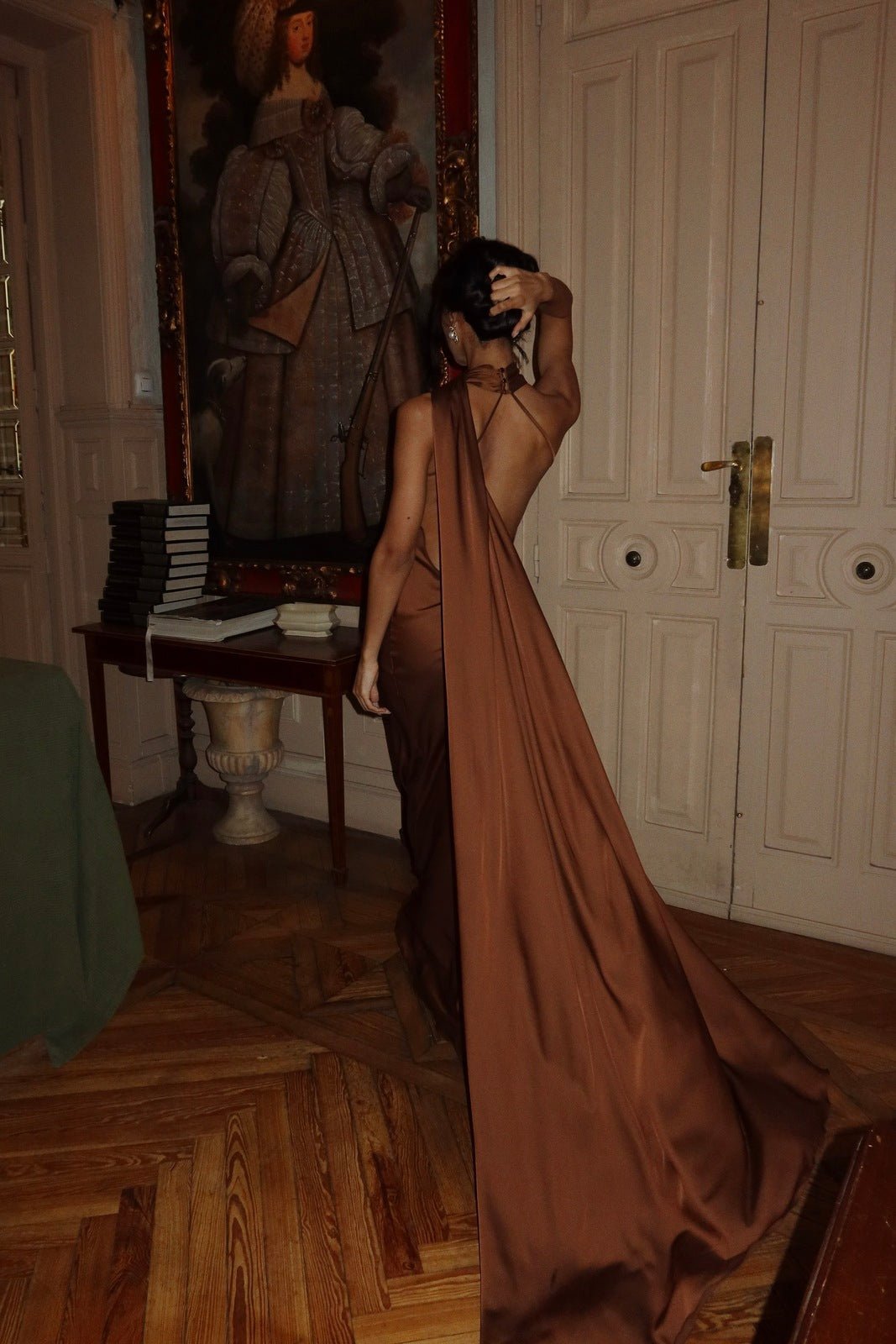 Isabel Vestido Largo con Cuello Halter, Espalda Descubierta y Capa para Mujer