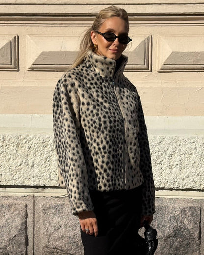 Ema Chaqueta de Piel Sintética con Estampado de Leopardo y Cuello Alto