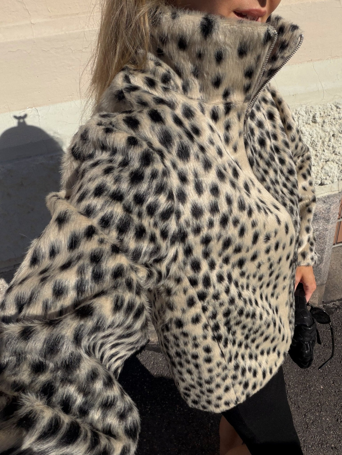 Ema Chaqueta de Piel Sintética con Estampado de Leopardo y Cuello Alto