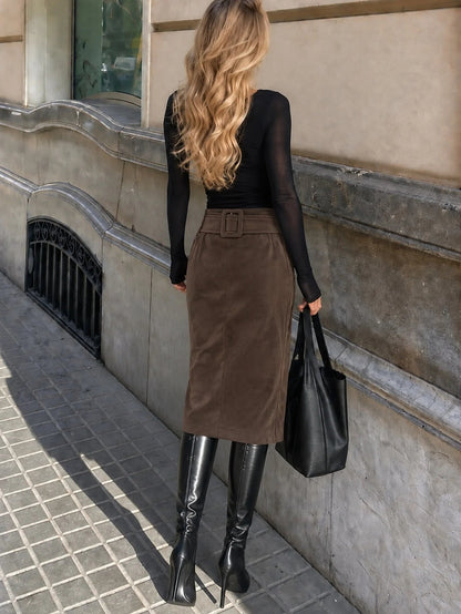 Lara – Falda Midi de Gamuza Sintética con Cinturón
